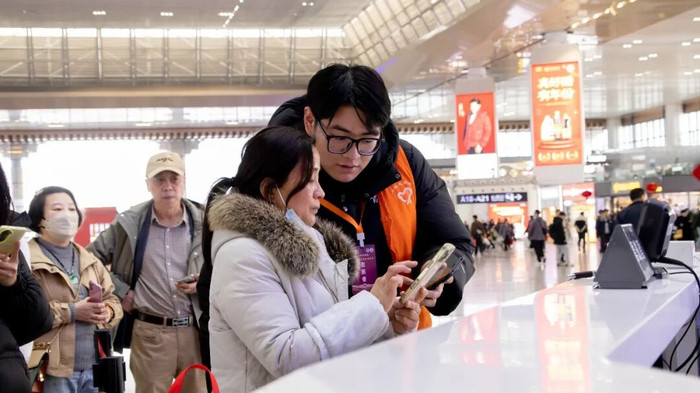13.7万青年志愿者助力春运暖冬行动 服务旅客回家路
