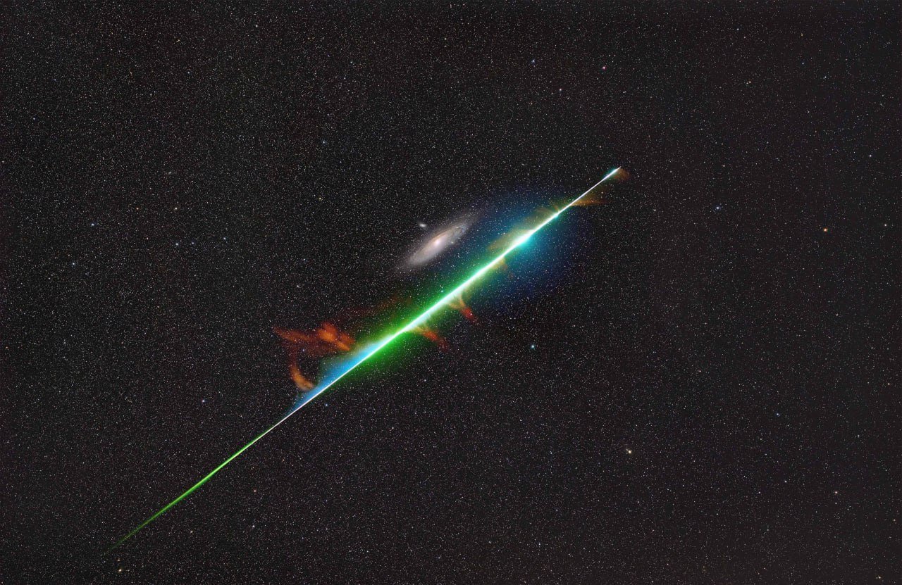 在拍摄仙女座星系上空的一片天空时，捕捉到了一颗英仙座流星。​​​