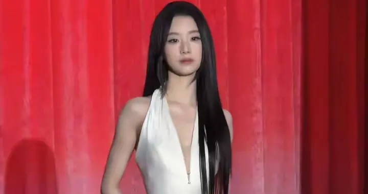 红果大赏红毯王小亿白裙惊艳全场，清冷范儿碾压全场