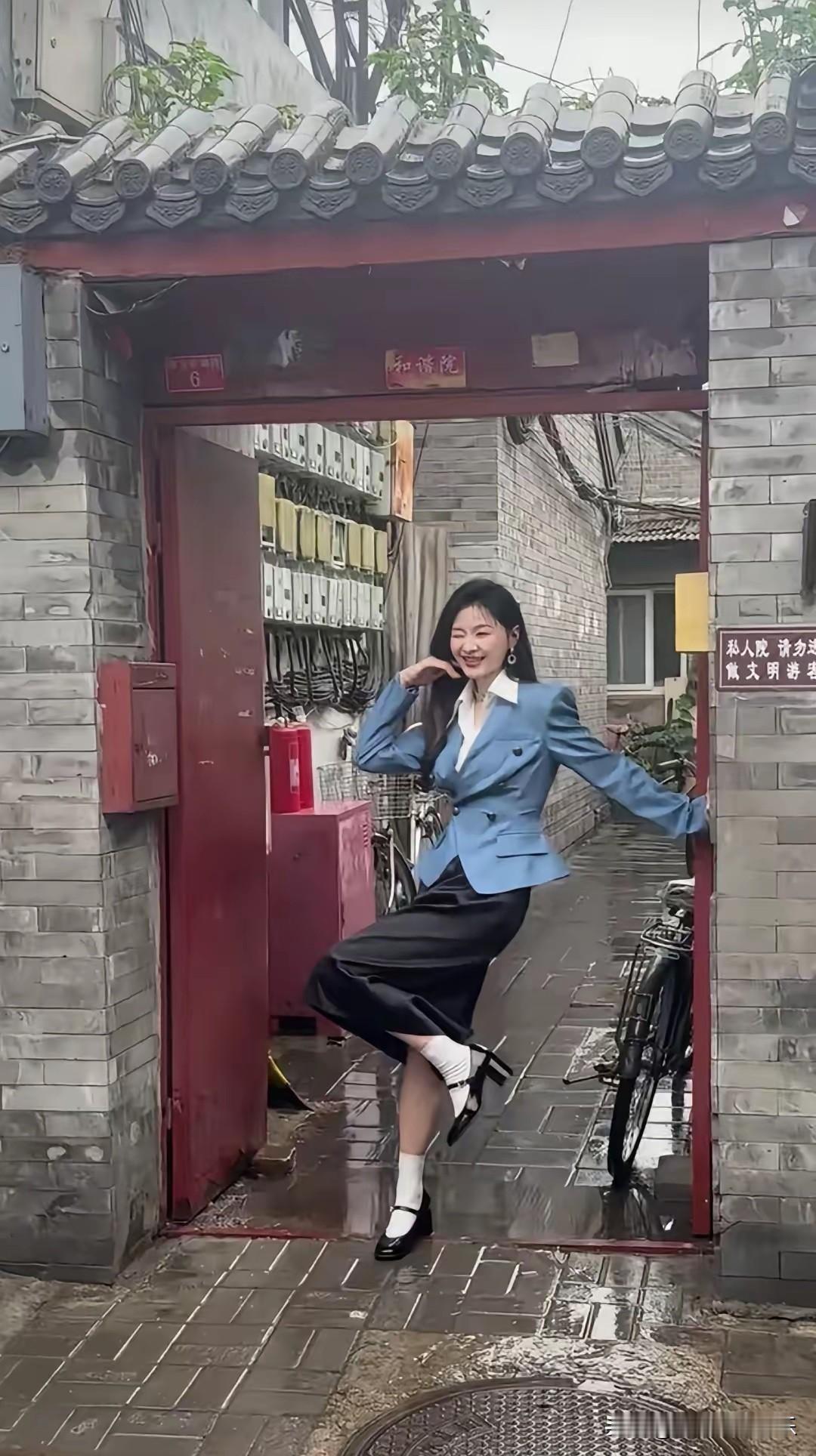 金靖暴瘦29斤，产后更有女人味，一身九十年代复古装扮出现在上海弄堂，再加上南方雨