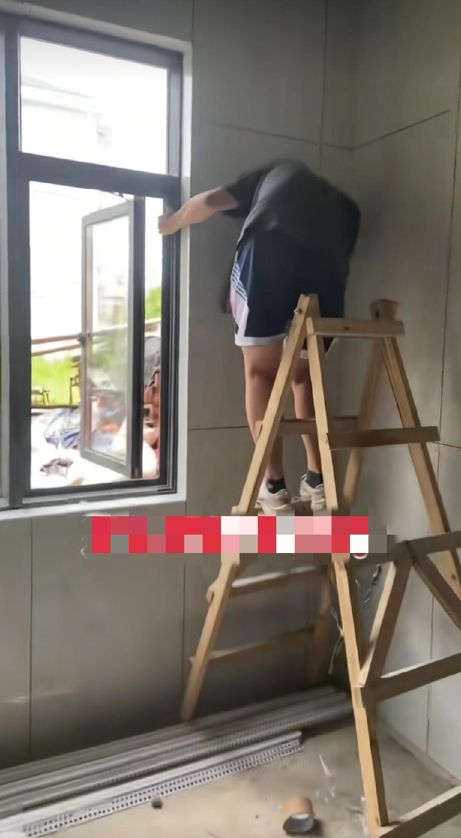 妈妈看儿子的卧室门关着，以为高考结束的儿子在睡大觉，可接下来的一幕，却让妈妈瞬间