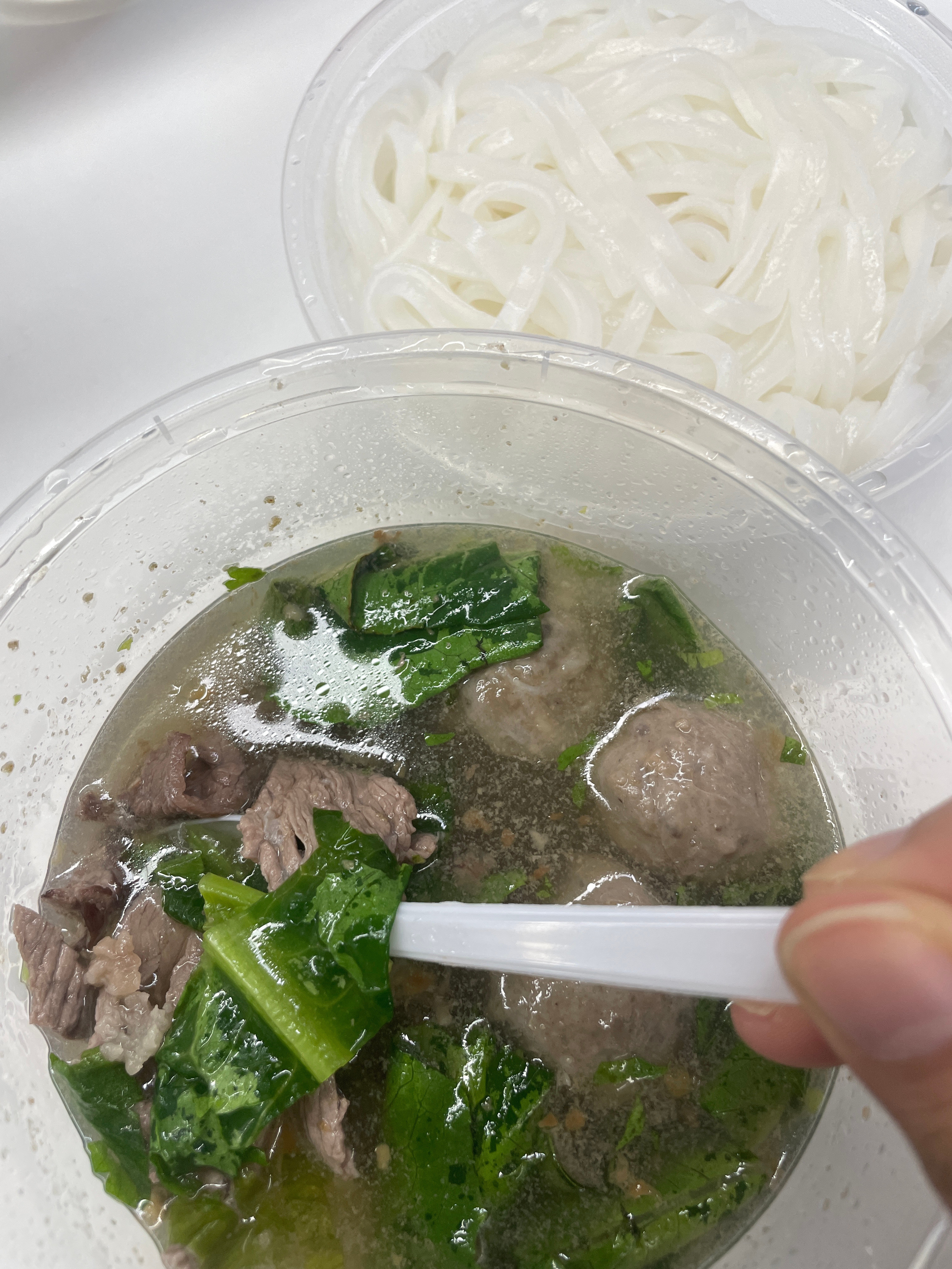 今天吃什么？每次都点同一家牛肉粿条😏只可惜现在不让只点汤了…粿条有点太饱了…