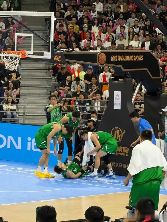 辽篮官方发布：经医院初步诊断，赵继伟伤情为左侧大腿后侧肌肉拉伤。关于伤势的具体情