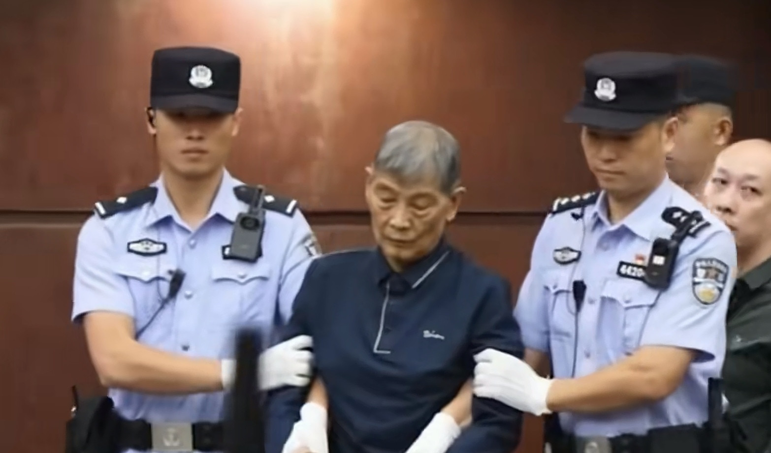 白所成曾经豪言说：我也是甩着火柴头过来的人，果敢老百姓要相信我老白。白应苍曾经