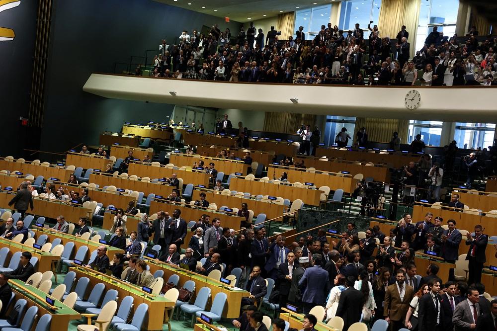 周五的联合国大会上，俄罗斯代表刚把“只续两个月”的提案端上桌，就被多数票当场拍了