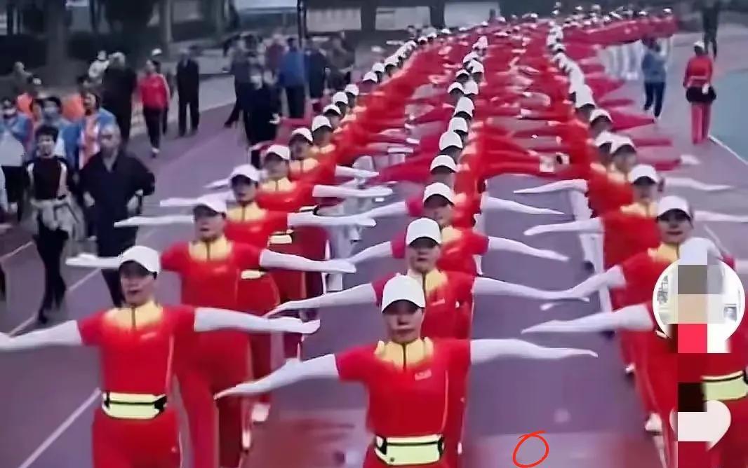 这事儿真能气笑！西城十字街的百人暴走队，把主干道当成自家后花园了！大半个机动车