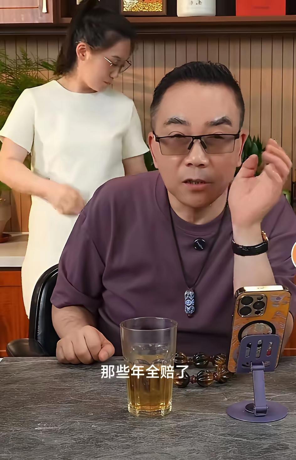 天津相声名家杨议直播，被粉丝问有没有捐款给广西？杨议回答：“我挣多少钱我捐，