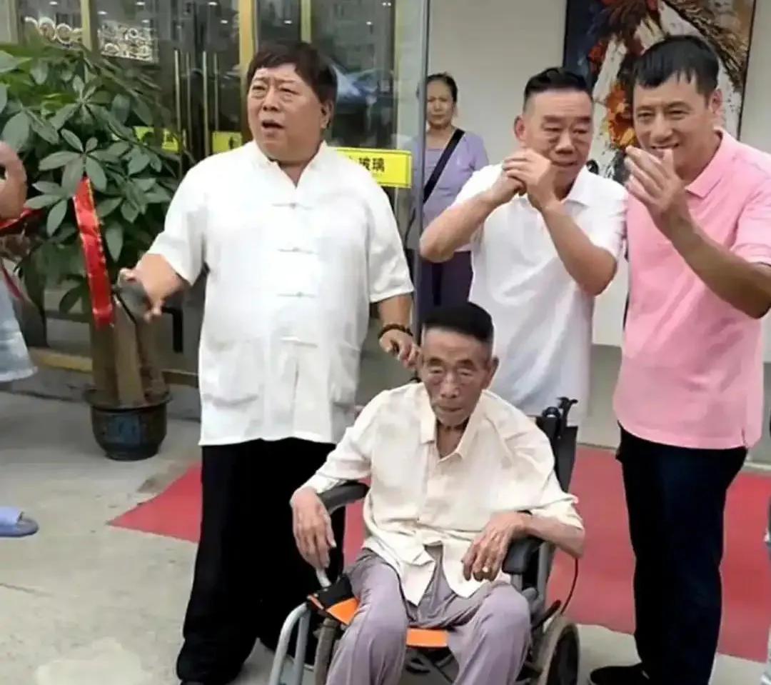 杨少华去世前顶高温剪彩，不少人指责家属“消费老人”。但儿媳回应称，活动是老人数月