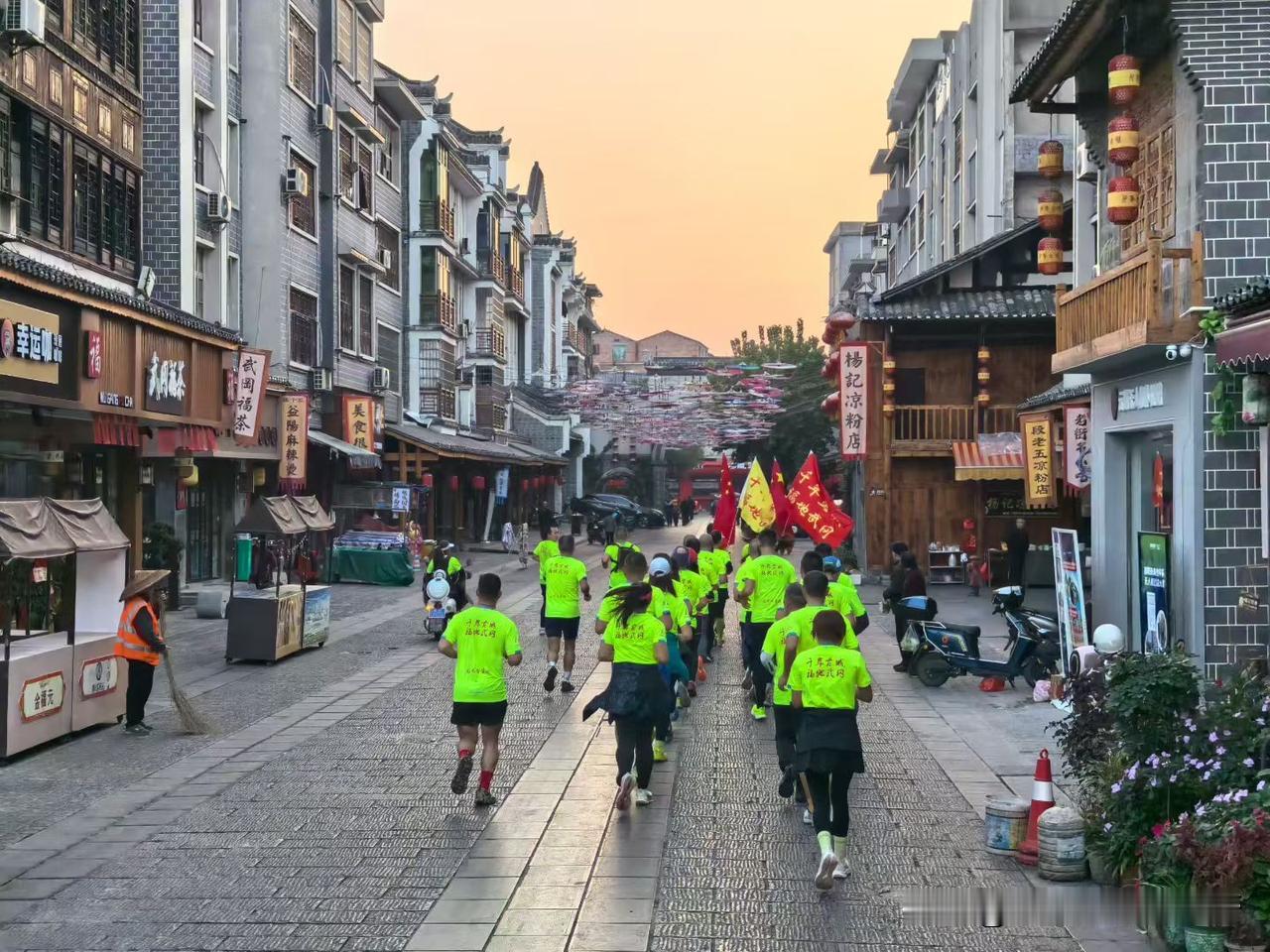 我喜欢跑步，但是我不喜欢加入组织，有人不断喊我入微马队组织，我拒绝了。一是他