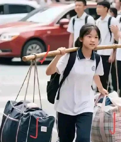 “挑扁担女孩”，我要有儿子，第一个选她做儿媳妇，不是要她来干力气活，是女孩这种务