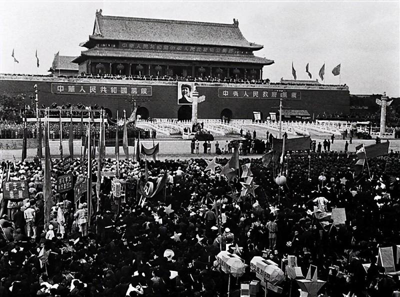 一位参加甲午海战的邓世昌的同事萨镇冰在得知志愿军兵取汉城后，赋诗一首：“五十七载
