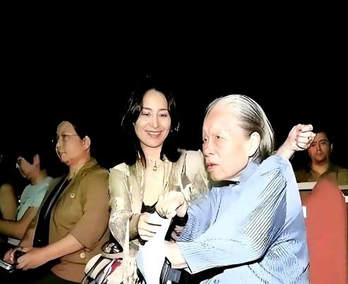 赌王千金何超琼的保姆晶姐，干了整整48年，临老颤巍巍地递上了一封请辞信。何超琼看