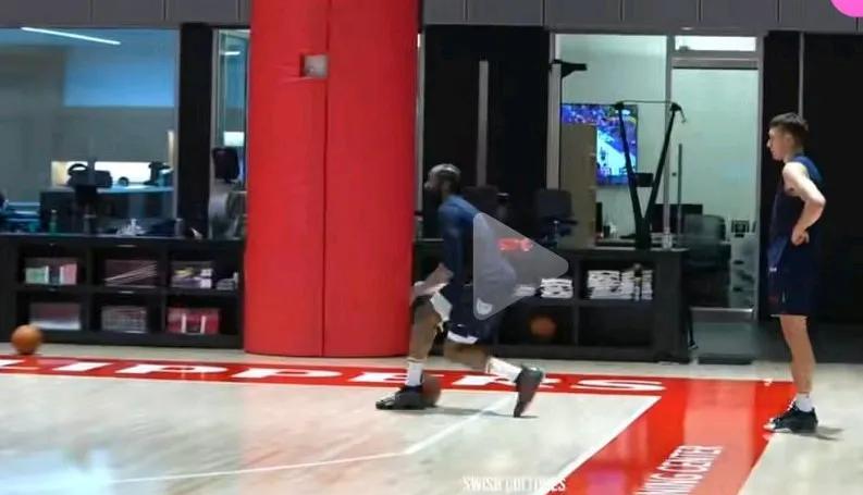 哈登和博格达诺维奇一起训练，备战接下来比赛哈登和队友博格达诺维奇一起训练，博格