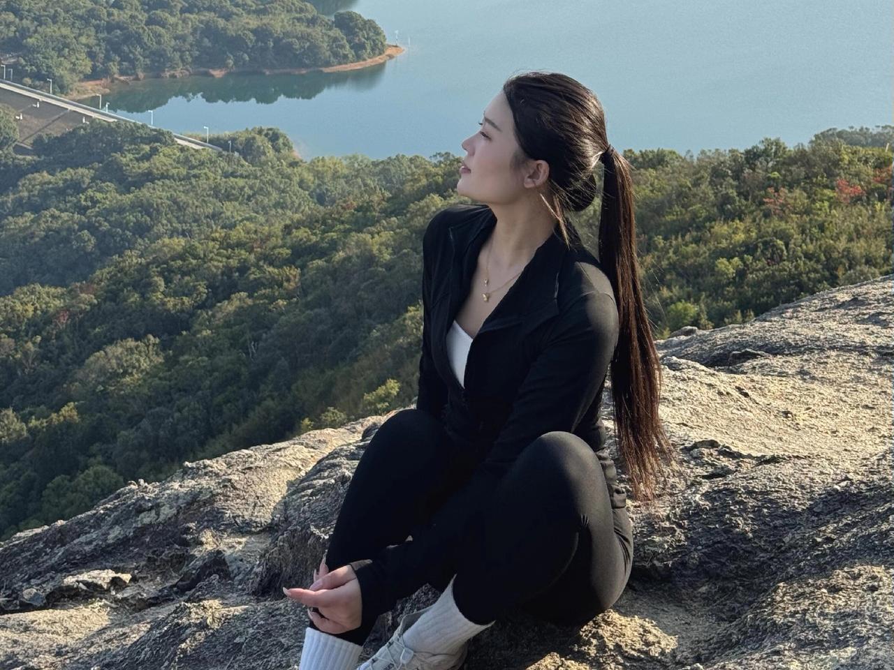 『半窗月痕·贺新郎·山巅闲坐』作者/朱珠趁得晴光穿林莽。踩枯叶、沙沙