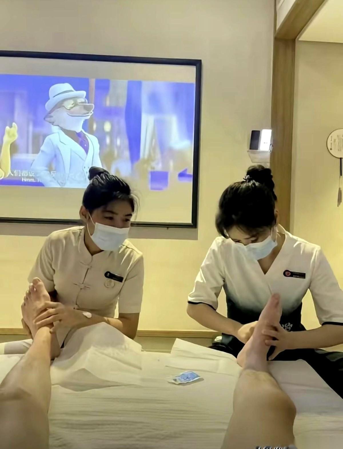一位在足浴店干了多年的姐姐，捅破了一层窗户纸。她说，店里八成的姑娘，眼睛都死死