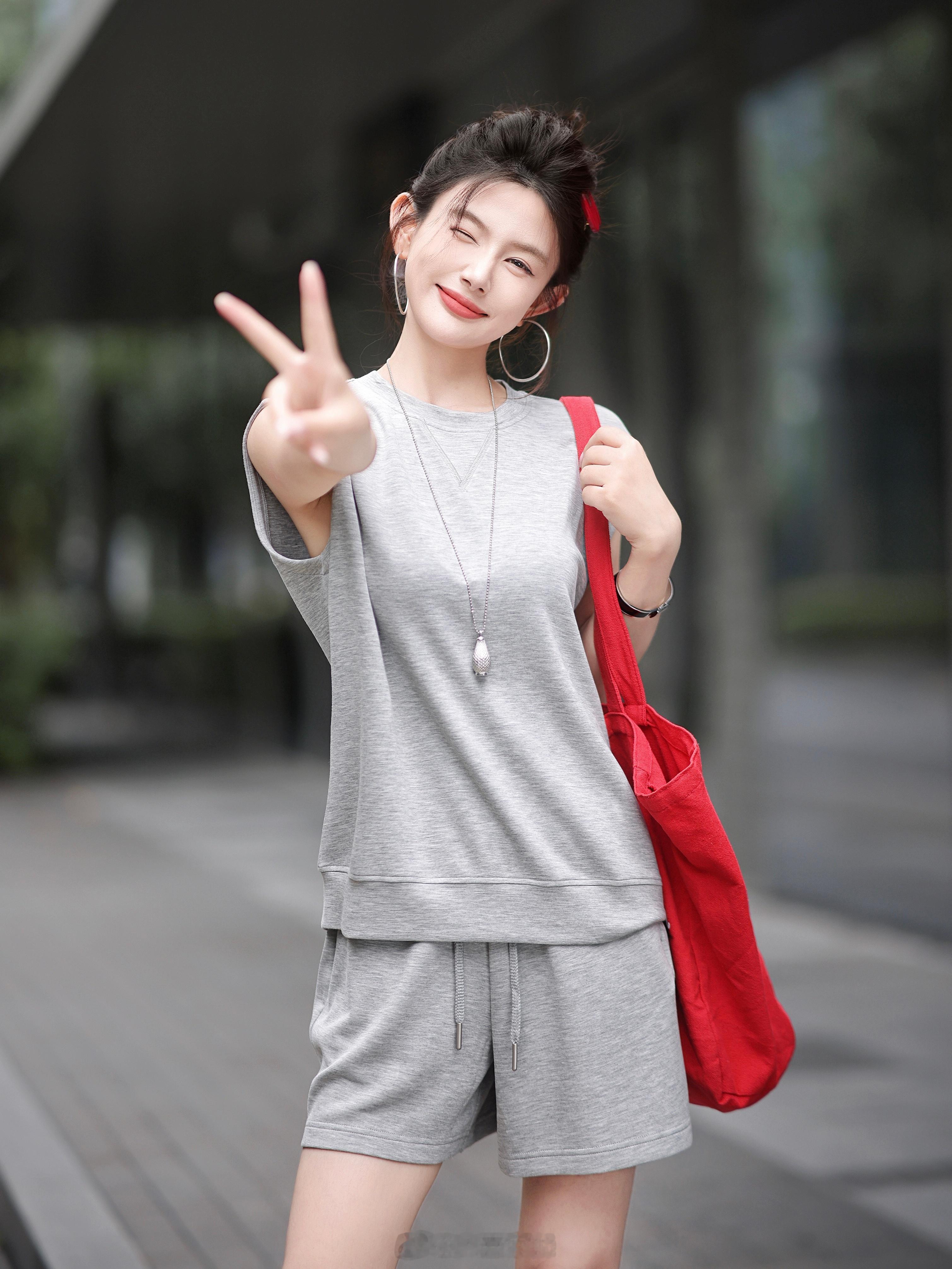 怎么办~就想宠着我的姐妹们🤩中裤有了短裤版本也不能少啊！穿上绝对的青春活