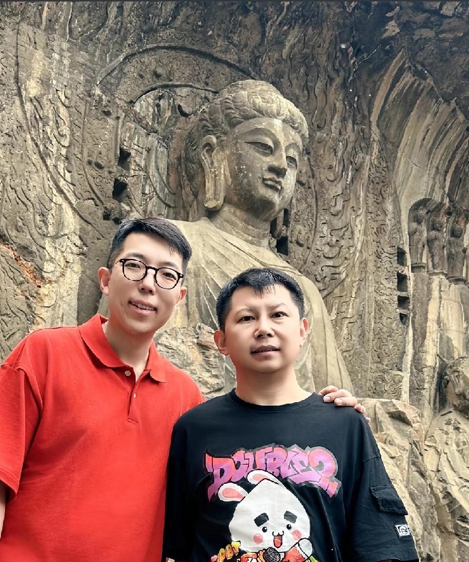 #秋日生活打卡季#曹云金弟子孙昊：与师父何云伟，转石窟观大佛。孙昊，是听云轩的