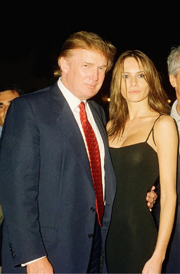 特朗普最隐藏的秘密，终于揭晓了！年轻时登陆萝莉岛游玩，和多名“佳丽”的合影照，被