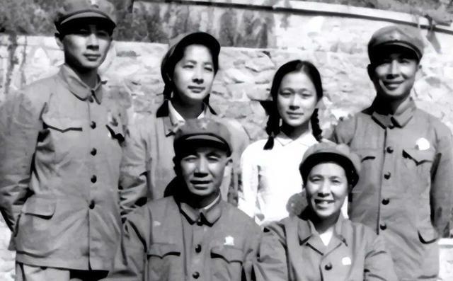 军中独一份的三姐妹：一门三女，分别嫁给开国上将、中将、少将，三位将军既是战友，又