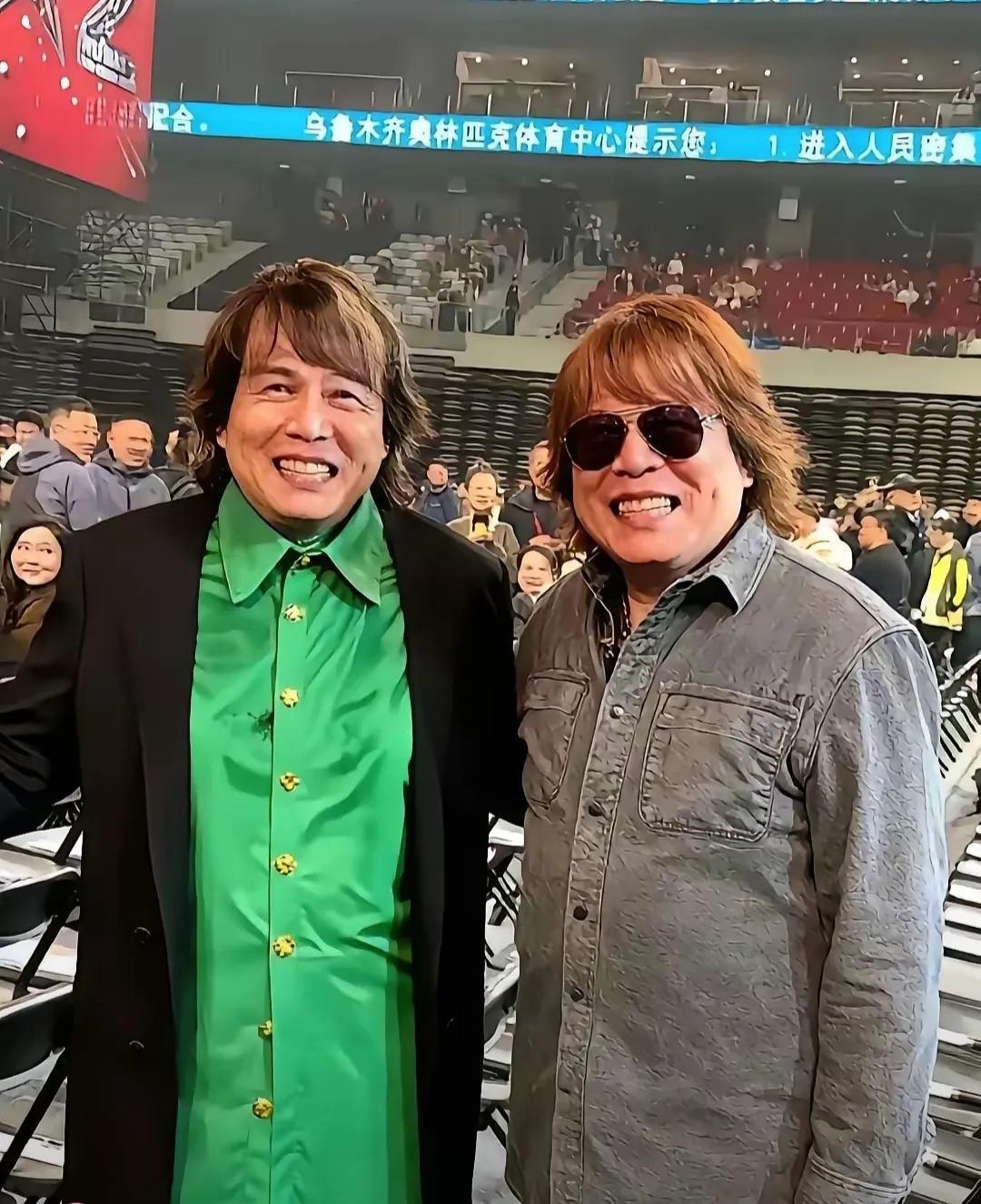伍佰新疆演唱会，不出意外，意外还是发生了，演唱会上出现了一个和伍佰长的非常相