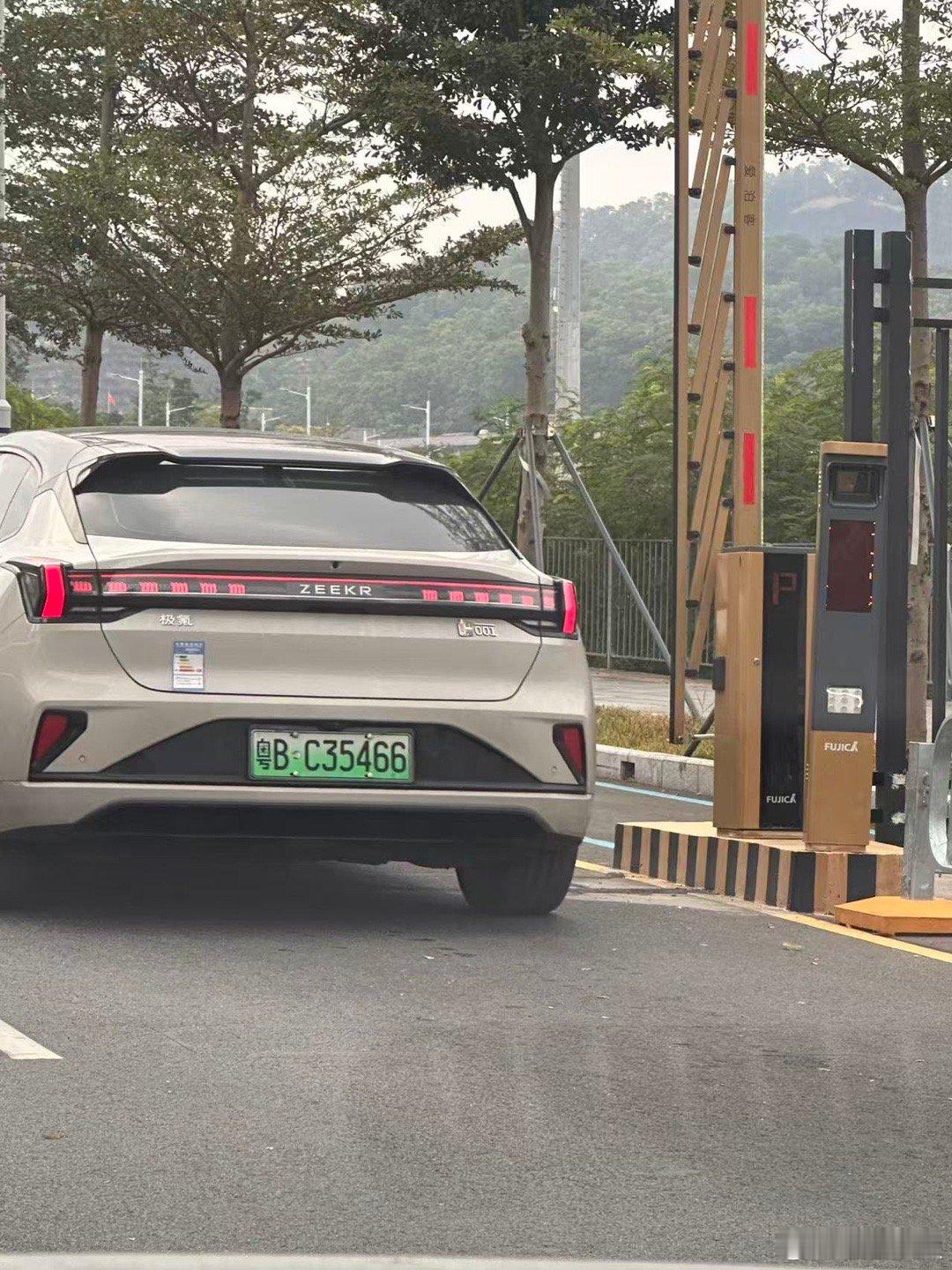 找亮点[doge]这极氪001车主太有意思了！​​​