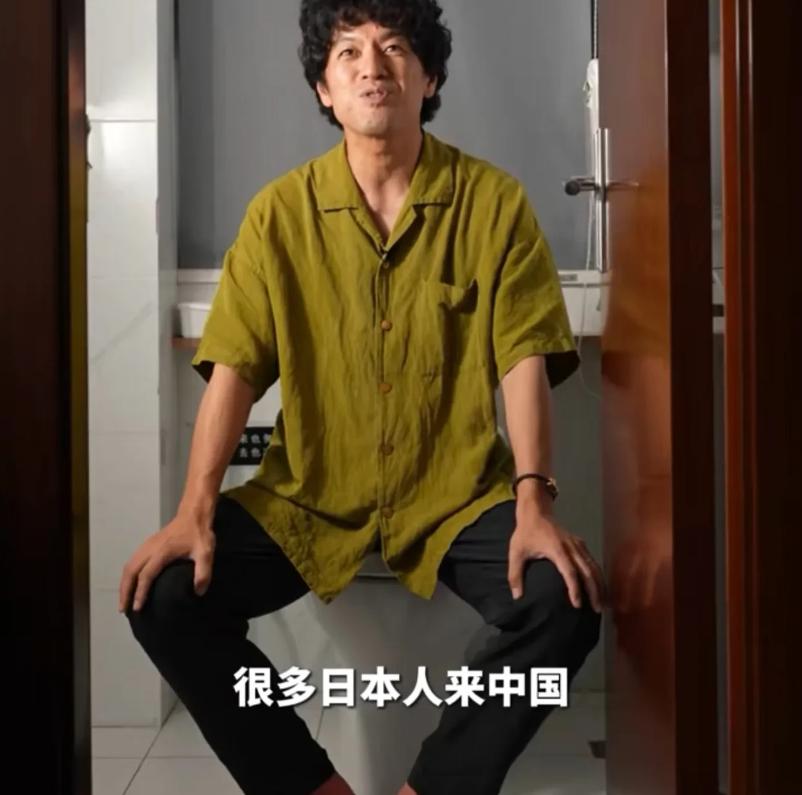 竹内亮说，很多日本人来中国最受不了的点就是厕所，因为在日本上厕所要换拖鞋，为的是