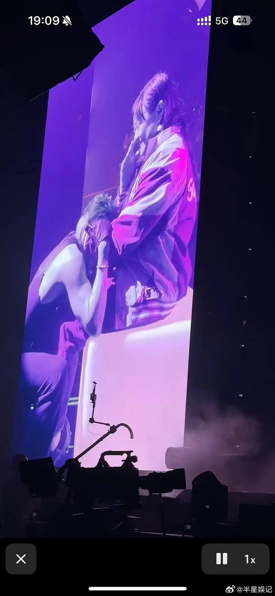 王嘉尔演唱会，这是在干嘛，这也太炸裂了