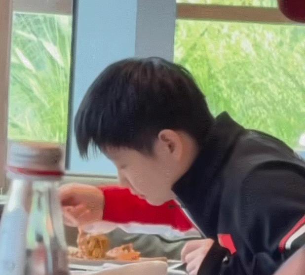 谁还没见过孙颖莎吃面名场面？她是多少人的云饭搭子食欲不好的时候看看她吃饭吧