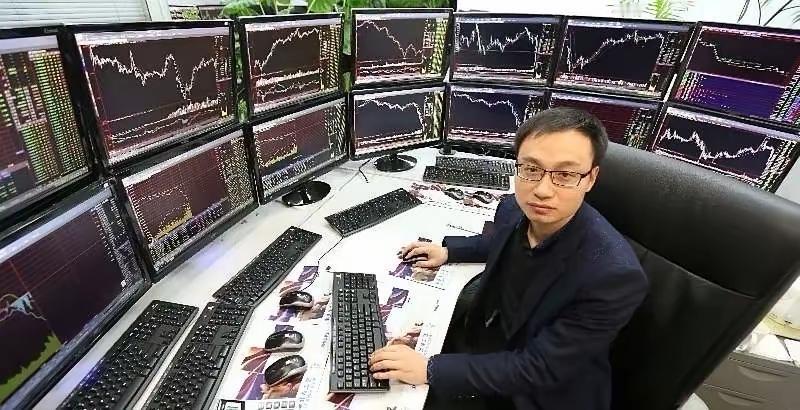 有没有发现，炒股一旦上头，就渐渐没了社交的心思，连游戏也提不起兴趣，满脑子翻来覆