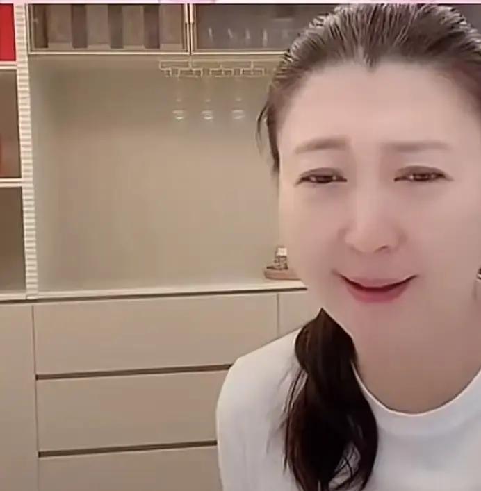 国家一级演员闫学晶的儿子，快养不起孩子了。她在直播里坦言，儿子林傲霏和儿媳