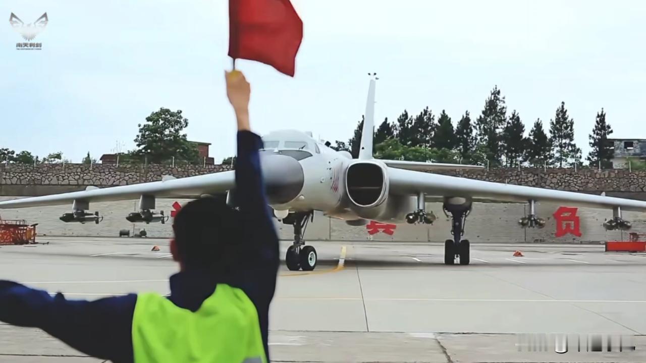 最新画面！轰6K最新复合挂架曝光，一下感觉武德充沛了呢……南部空军，最新公开
