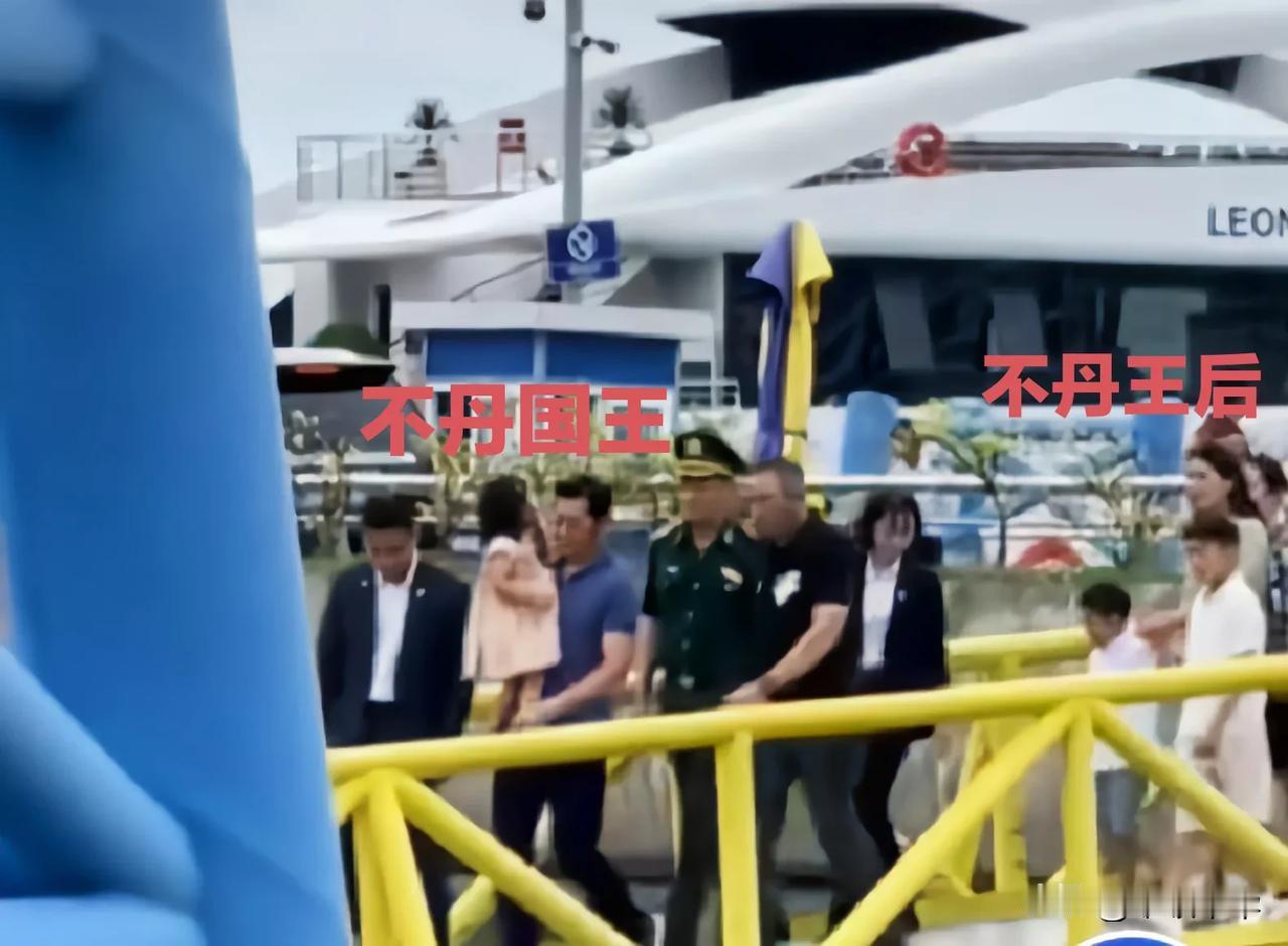 本来以为是普通人“拖家带口”在旅游观光，详细了解以后原来是不丹国王携王后及王子公