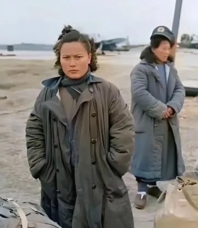 1949年，即将败退到台湾的两位国民党女兵的真实样貌，另一个军官模样的帽子都戴歪
