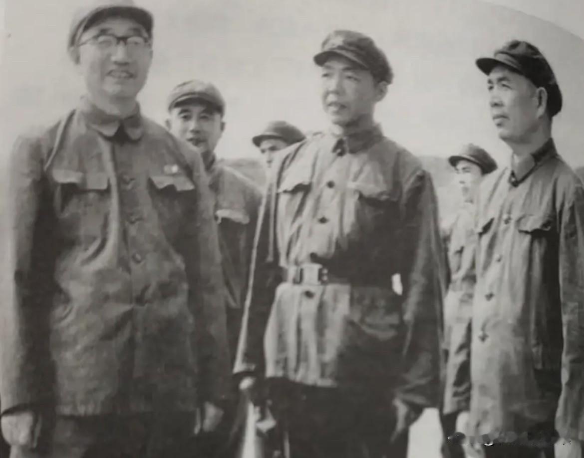 1973年初，开国少将丁盛（右一）等陪同开国元帅徐向前调研的老照片。此时的丁盛正