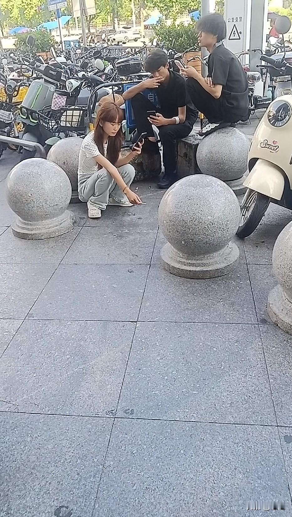现在零零后的女生都喜欢抽烟了