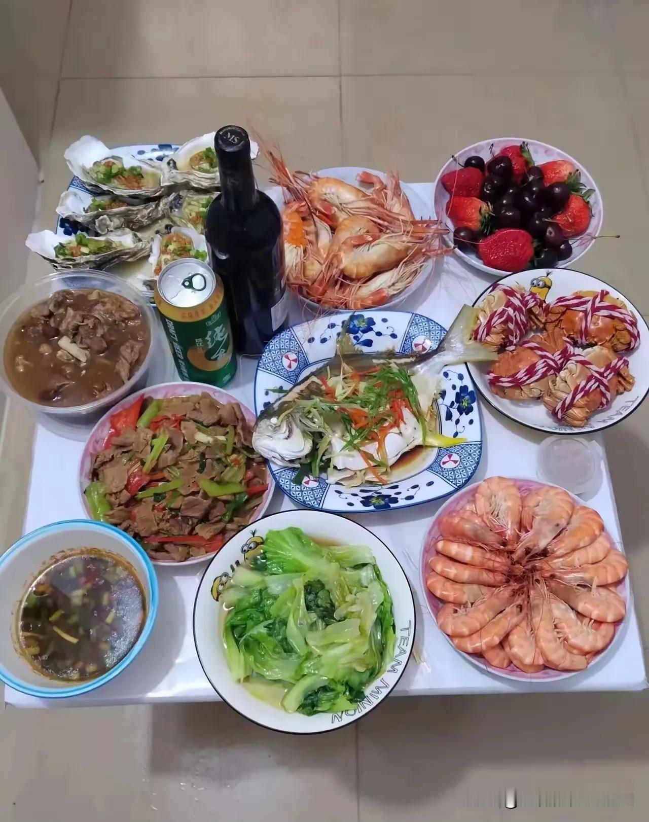 菜是好菜，就是这桌子嘛……[捂脸哭][捂脸哭][捂脸哭]