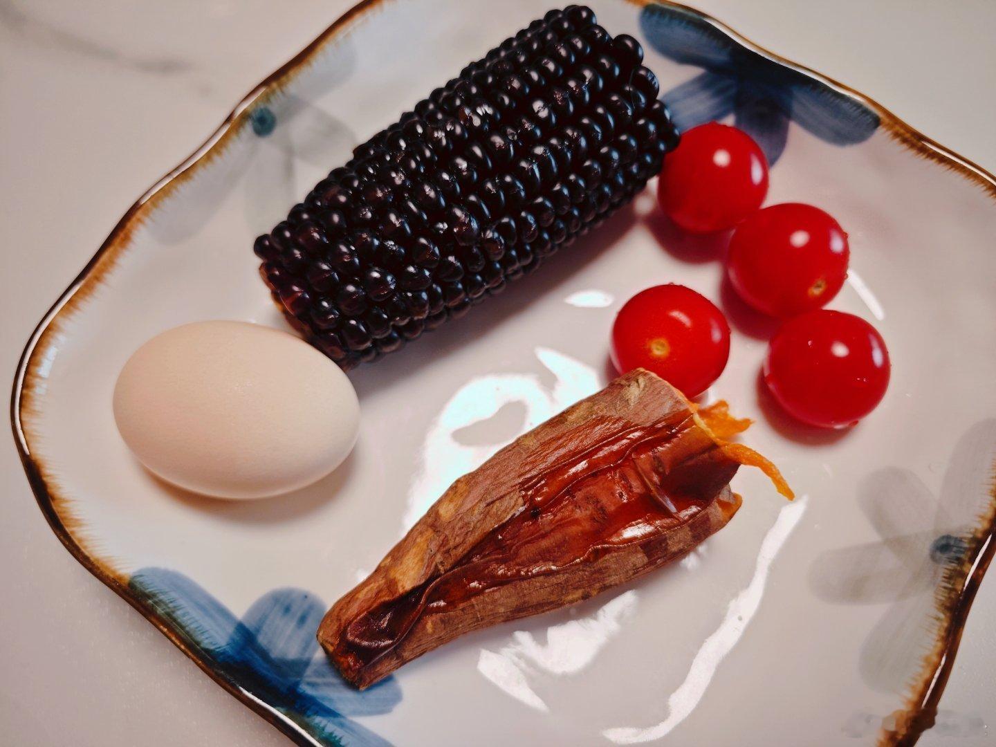 周末可以吃点高热量食物，更多时候还是以低热量为主，正常人不吃碳水还是不太建议，长