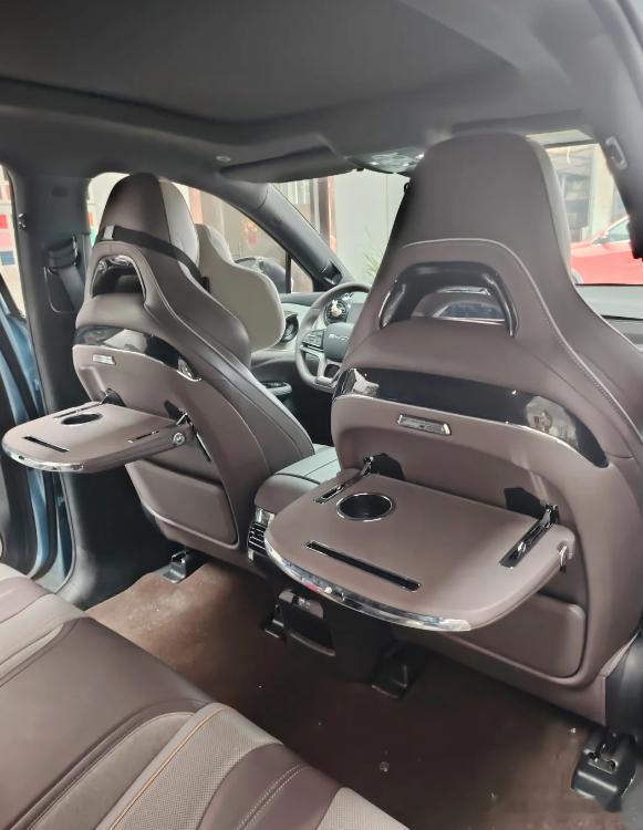 能猜到是哪款车的小桌板嘛？