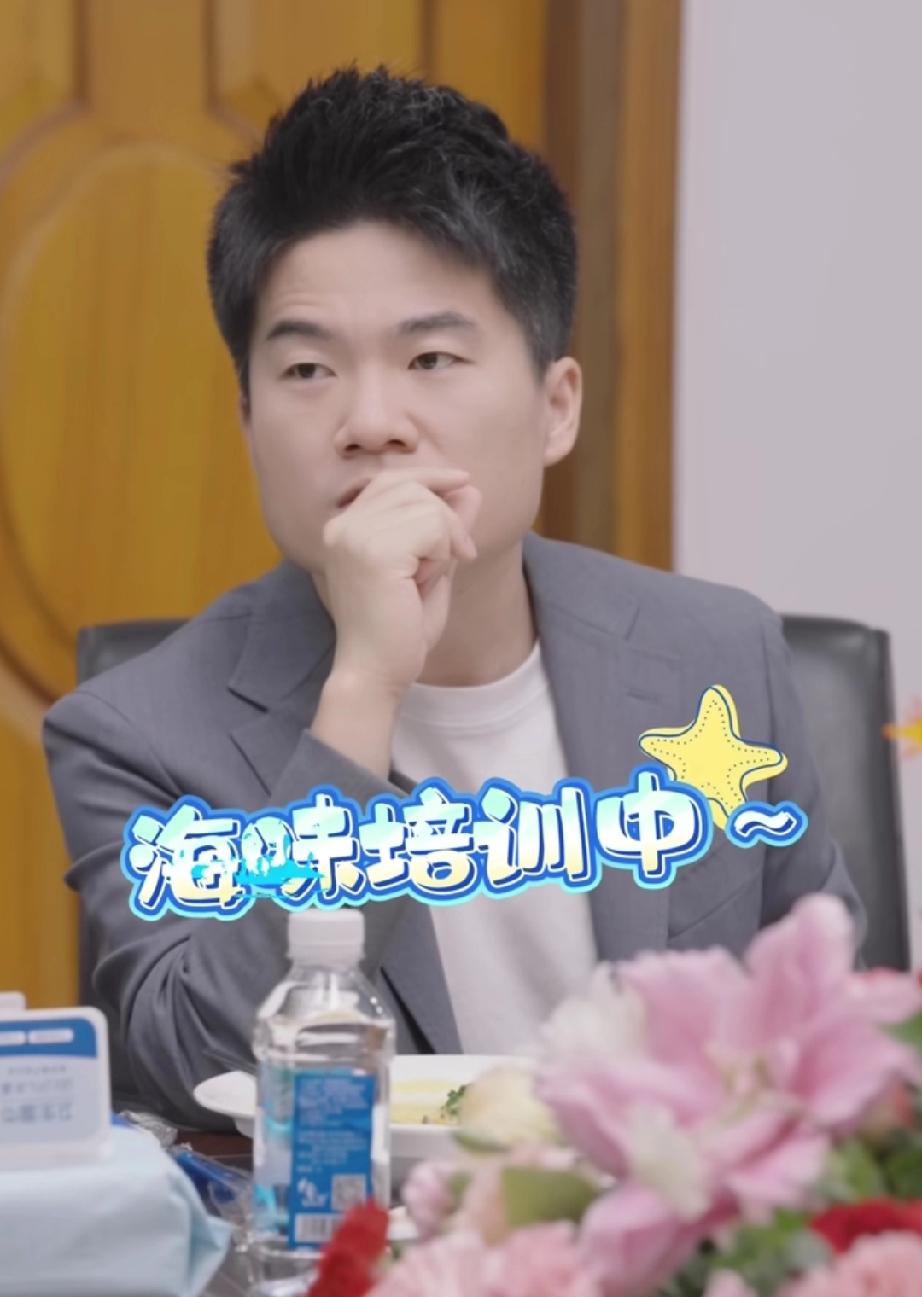 今天的海味大家放心买啊！董宇辉都替大家尝过了。他从观察到品尝，最后还不忘闻一闻，