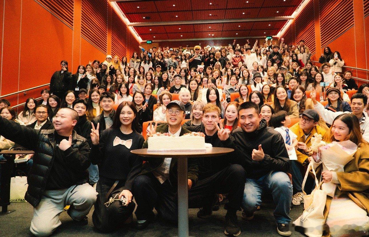 杜海涛过生日给自己过害羞了海涛：本来想酷酷地过个生日，结果被朋友们一唱一闹，直接