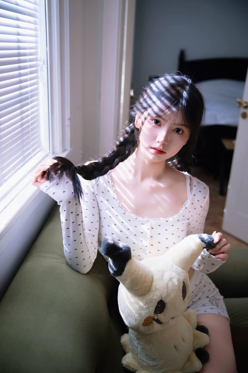 窗前少女日影斜斜入画帘美少女分享美少女倩影清秀美少女秋日少女照