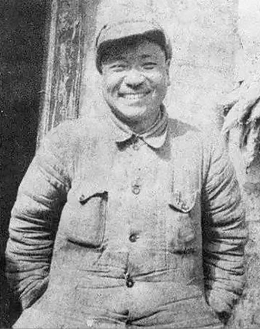 1945年，地下党员袁殊刚刚戴上军统中将的肩章，戴笠甚至准备亲自接见他，组织上却