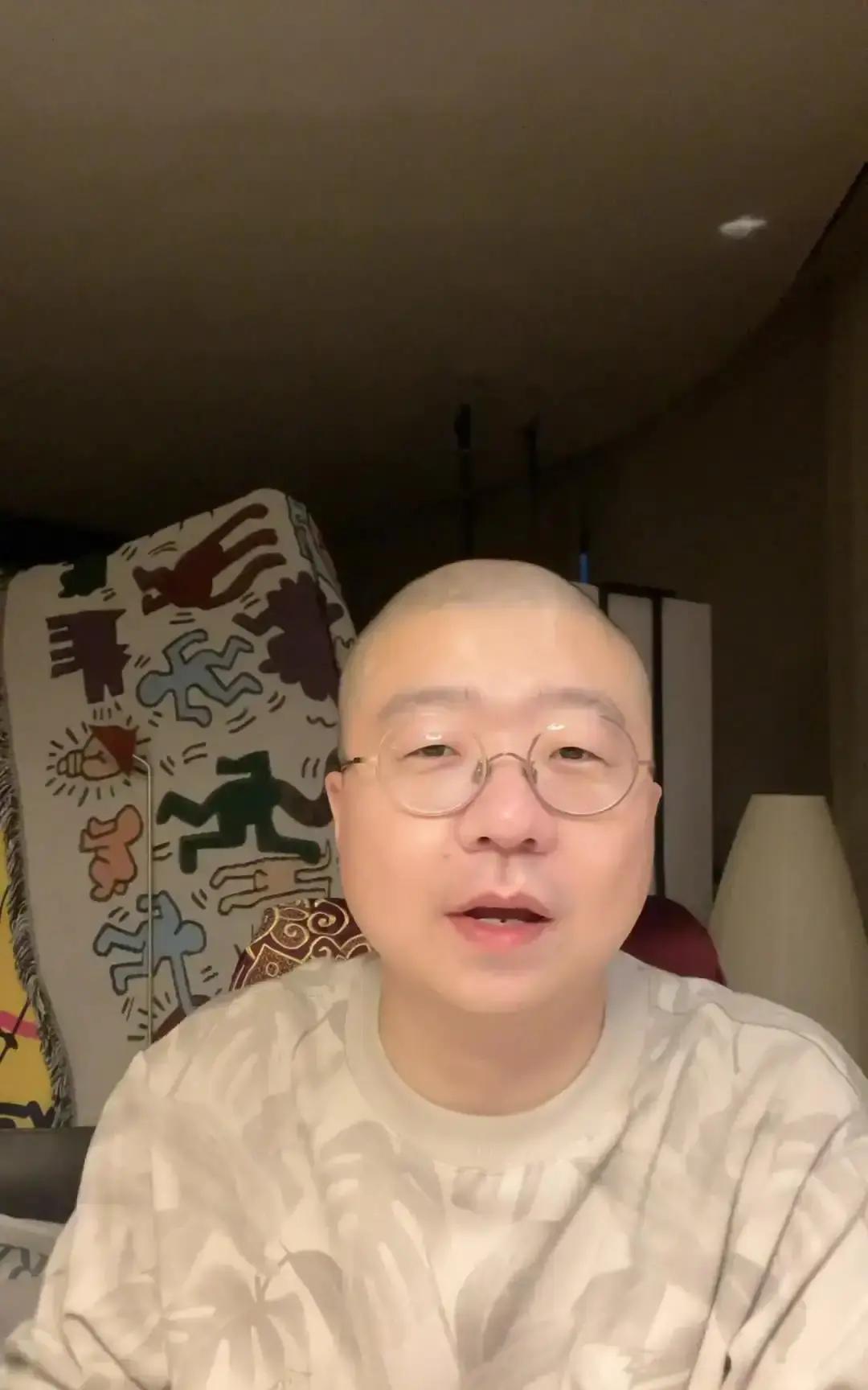 那个让笑果估值40亿的李诞，现在靠读粉丝的出轨投稿，成了小红书直播一哥？他