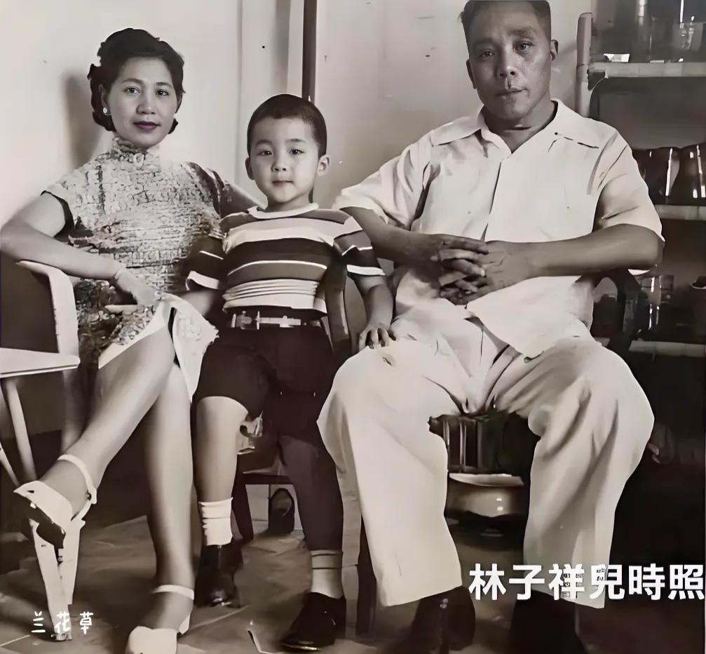 香港歌星林子祥儿时照，你们看像不像？这是他和爸爸、妈妈的合影照。看一家人的着装