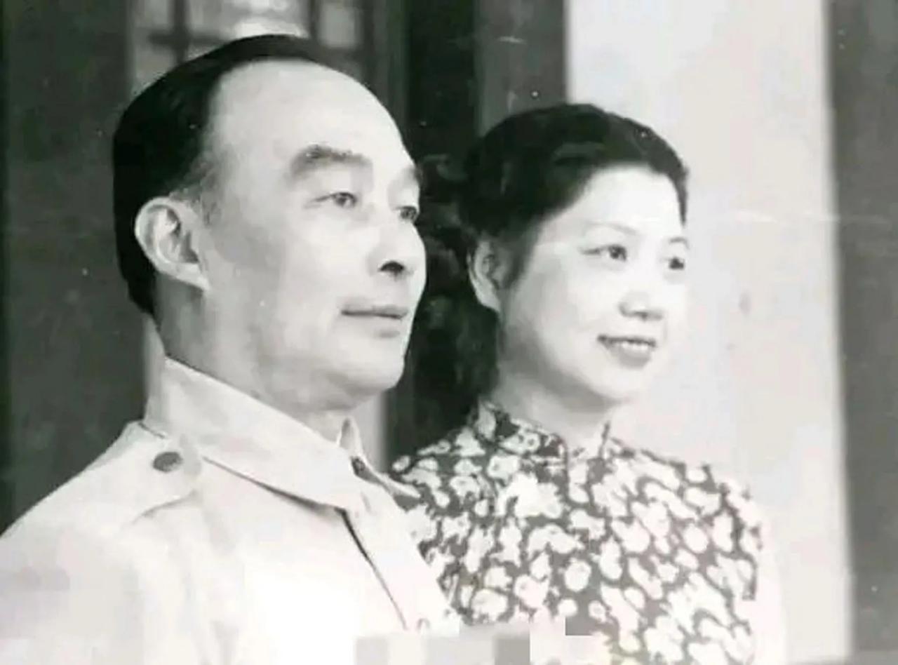1936年胡宗南爱上了黄鹤云，听说她已有丈夫时，胡宗南给了她1000大洋，说：“