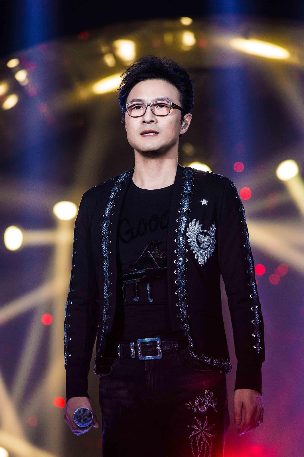 汪峰演唱会翻车现场：破音跑调全齐活，评论区却吵翻了天！前晚汪峰的演唱会彻底火