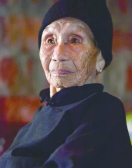 1941年，14岁的黄有良被10多个鬼子扒光衣服乱摸。她拼命反抗，惹得鬼子大怒，