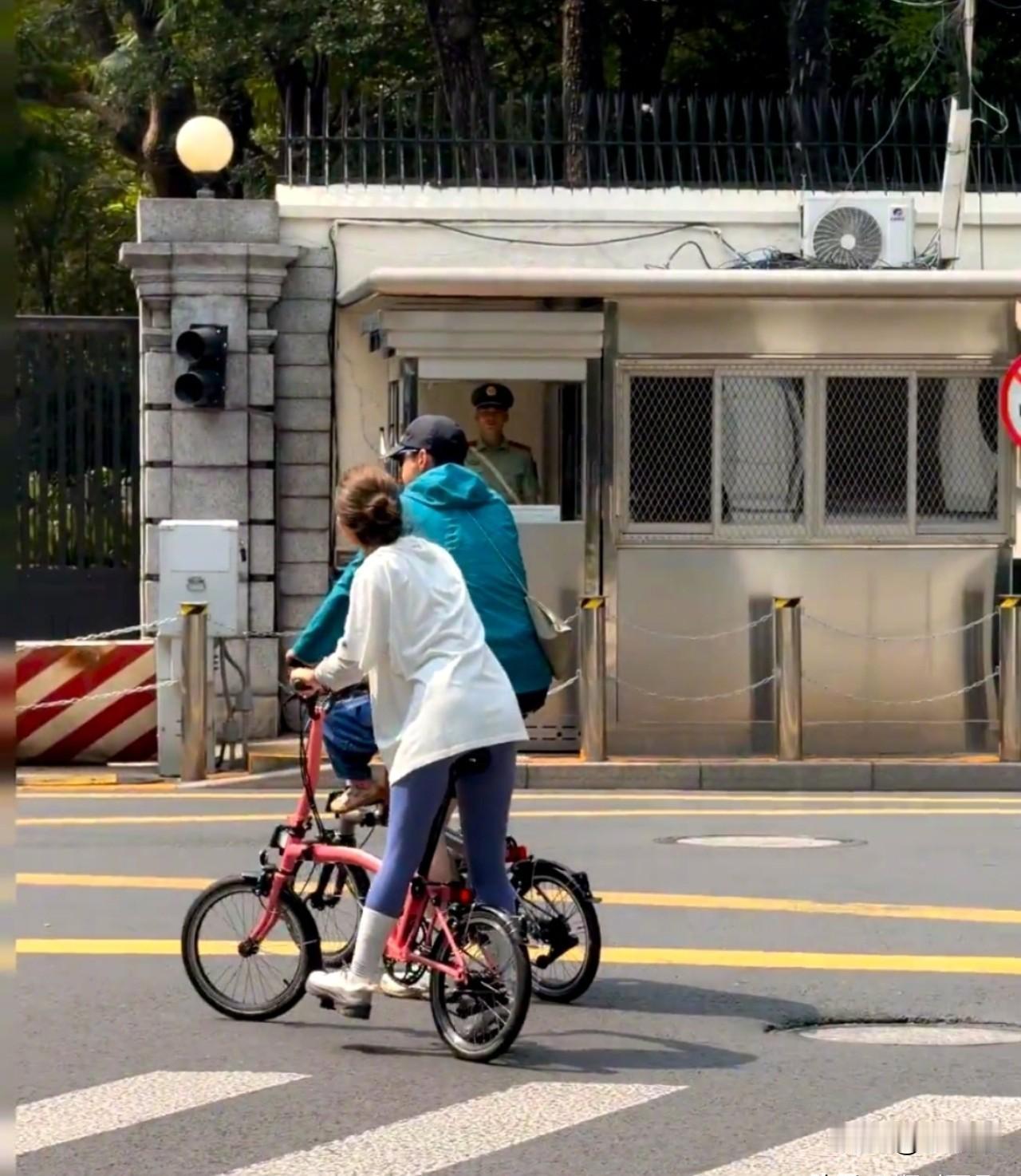 看到胡歌老婆，释怀了。最近网上有人拍到胡歌一家三口骑自行车，他老婆黄曦宁就那