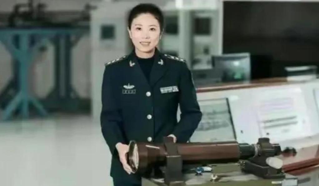 2012年，一位女职员不顾规定，来到离发射点100米的地方观看火箭发射。没想她这