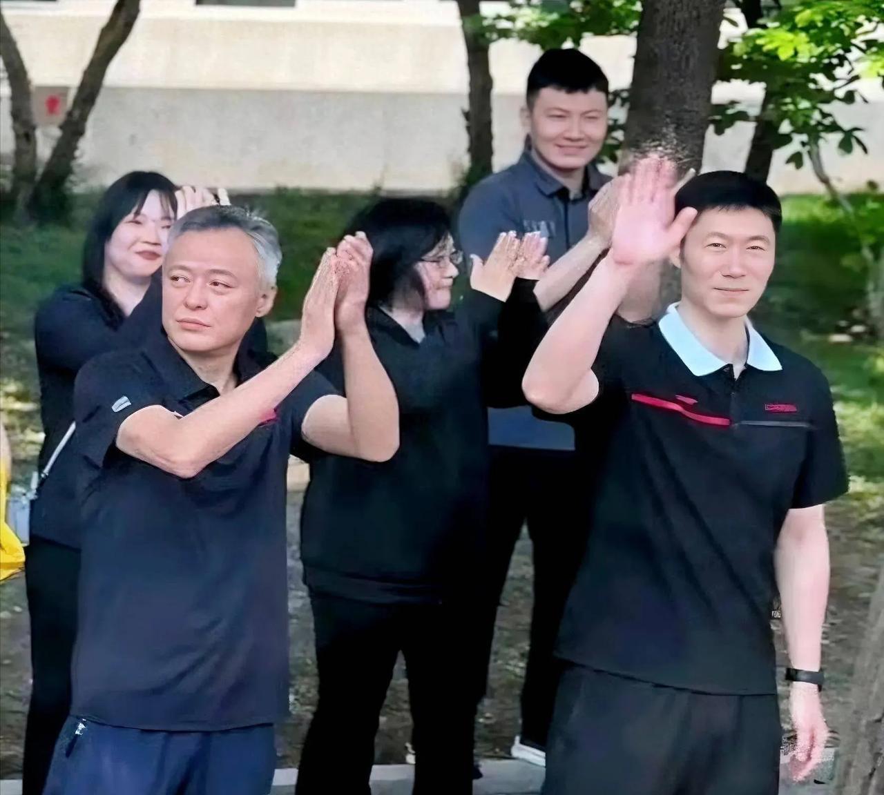 王励勤给国乒的3个变化已经显现。1.赛前低调出征多哈，只有王励勤几人挥手送行。